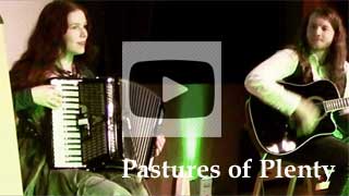 Folk Band Spinning Wheel performs Pastures of Plenty