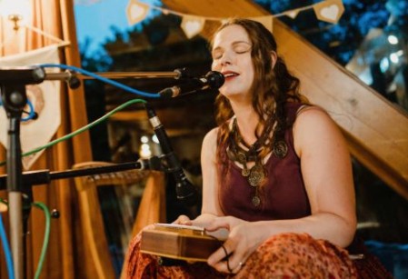 Danika Ruso spielt Celtic Folk auf der Kalimba