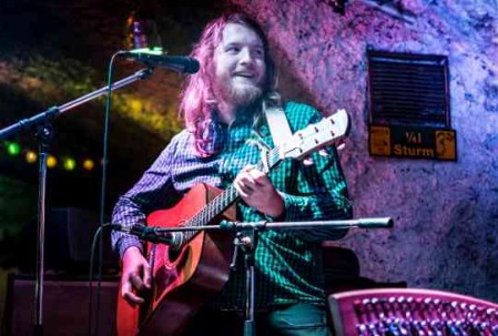 Fabian Zechmeister spielt Irish Folk auf der Gitarre